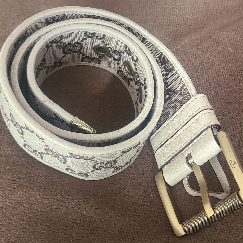 Gucci Luxurious Gold-Toned Metal Piece